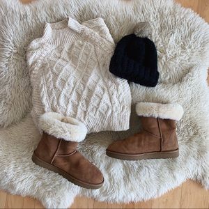 📦 25% OFF NWOT Short Classic UGG Boots Chestnut